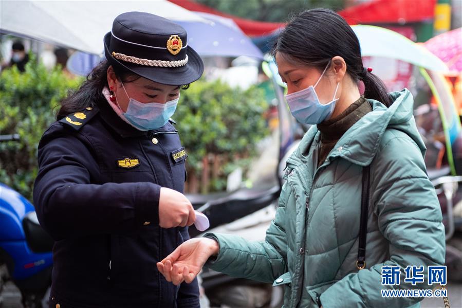 (聚焦疫情防控·圖文互動)(1)防疫棚上黨旗紅——湖南“零病例”城區的基層堡壘