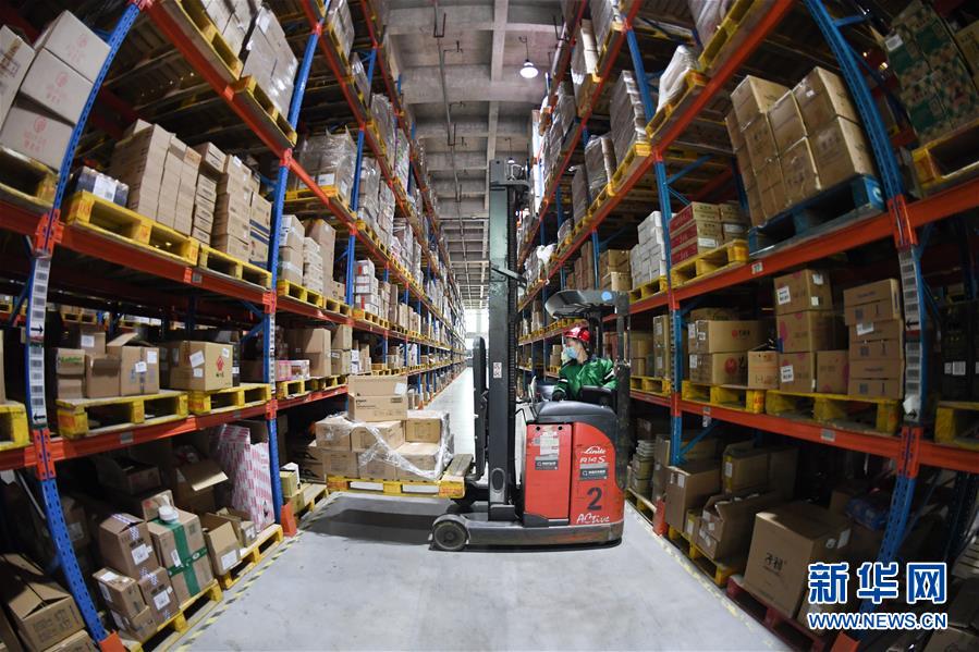 （新華全媒頭條&middot;在習近平新時代中國特色社會主義思想指引下&mdash;&mdash;新時代新作為新篇章&middot;圖文互動）（9）同心戰&ldquo;疫&rdquo;彰顯人民至上&mdash;&mdash;各地各部門貫徹落實習近平總書記重要指示精神統籌推進疫情防控和經濟社會發展 