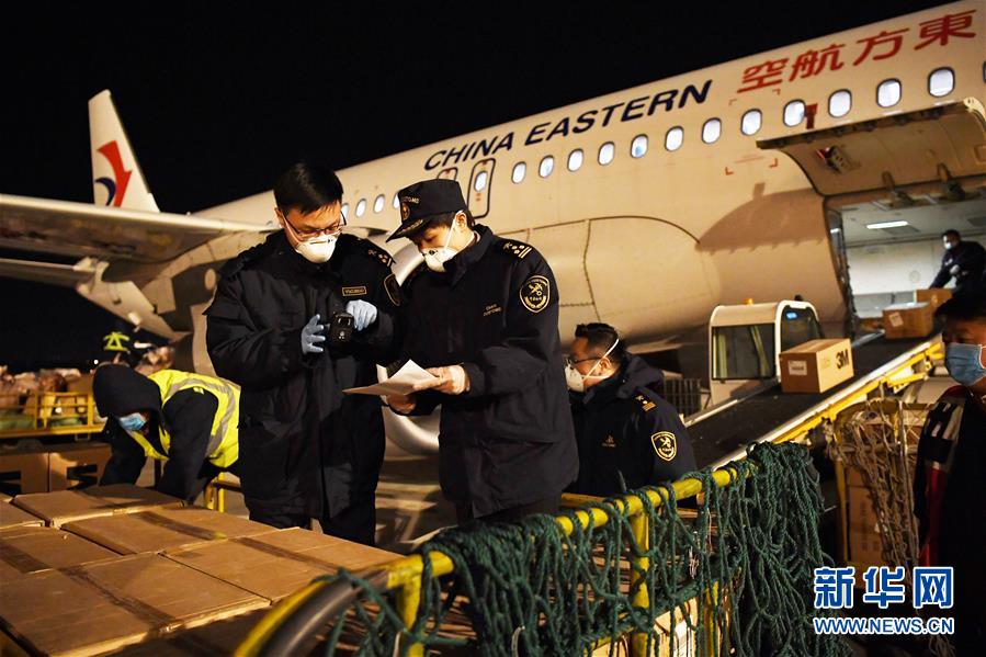 （新華全媒頭條&middot;在習近平新時代中國特色社會主義思想指引下&mdash;&mdash;新時代新作為新篇章&middot;圖文互動）（11）同心戰&ldquo;疫&rdquo;彰顯人民至上&mdash;&mdash;各地各部門貫徹落實習近平總書記重要指示精神統籌推進疫情防控和經濟社會發展 