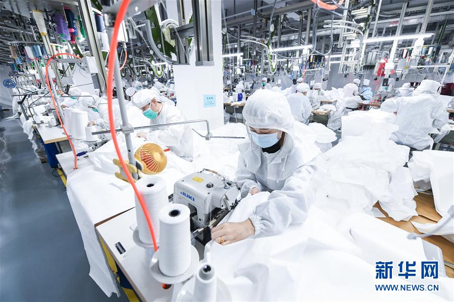 （新華全媒頭條&middot;在習近平新時代中國特色社會主義思想指引下&mdash;&mdash;新時代新作為新篇章&middot;圖文互動）（12）同心戰&ldquo;疫&rdquo;彰顯人民至上&mdash;&mdash;各地各部門貫徹落實習近平總書記重要指示精神統籌推進疫情防控和經濟社會發展 