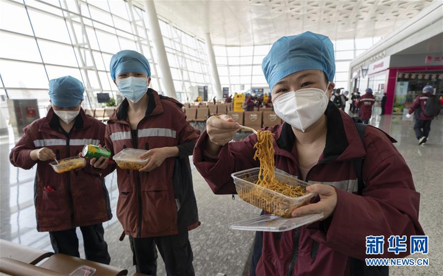 （新華全媒頭條&middot;圖文互動）（13）最美逆行者，武漢永遠記得你！&mdash;&mdash;首批援鄂醫療隊返程紀實