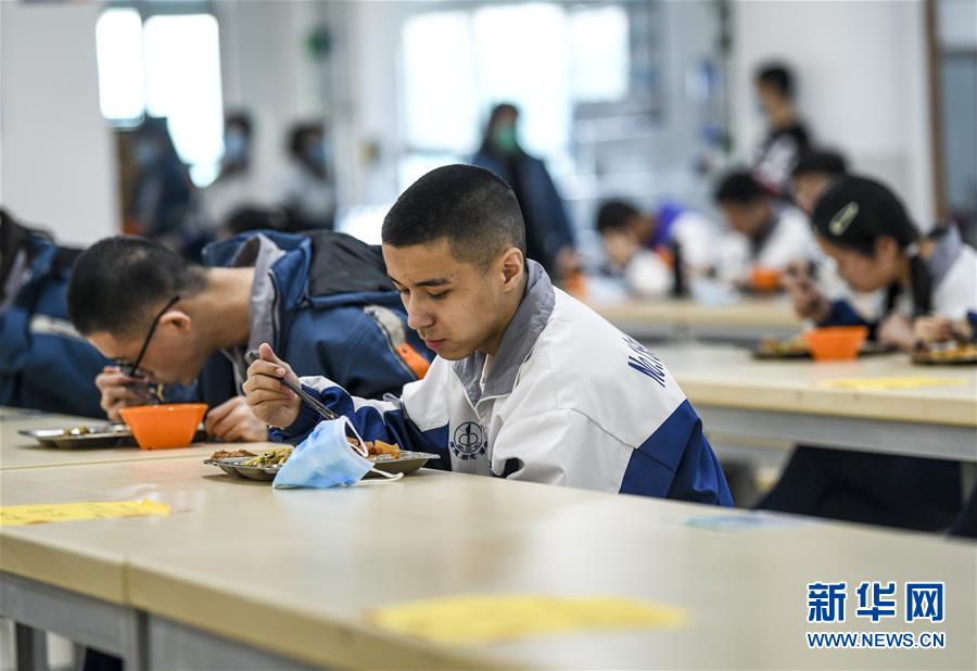 (圖文互動)(6)“早”安同學,“早”安老師!——新疆初高中畢業(yè)班復課一周回訪見聞