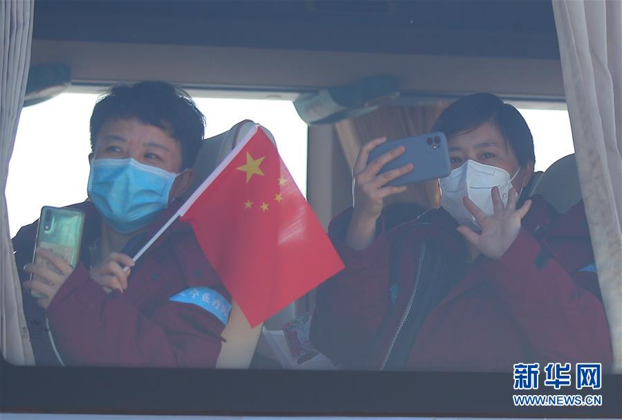 (在習(xí)近平新時(shí)代中國特色社會(huì)主義思想指引下——新時(shí)代新作為新篇章·習(xí)近平總書記關(guān)切事·圖文互動(dòng))(3)給你最溫暖的擁抱——保護(hù)關(guān)心愛護(hù)抗疫一線醫(yī)務(wù)人員在行動(dòng)