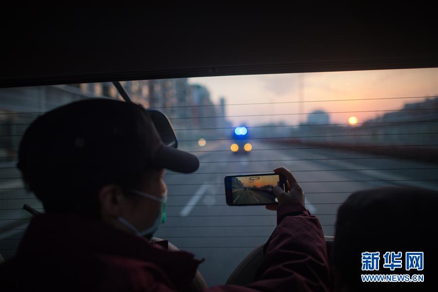 （新華全媒頭條&middot;習(xí)近平致敬的戰(zhàn)&ldquo;疫&rdquo;英雄&middot;武漢人民篇&middot;圖文互動(dòng)）（12）壯哉，大武漢&mdash;&mdash;獻(xiàn)給英雄的武漢人民