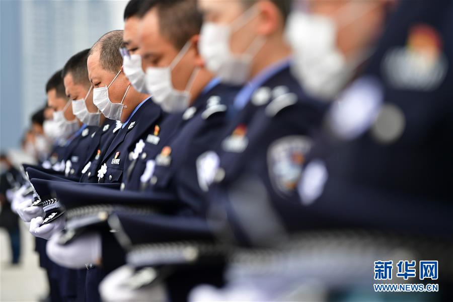 （新華全媒頭條&middot;圖文互動(dòng)）（6）舉國(guó)同悲 萬(wàn)眾同心&mdash;&mdash;全國(guó)各地悼念新冠肺炎疫情犧牲烈士和逝世同胞側(cè)記