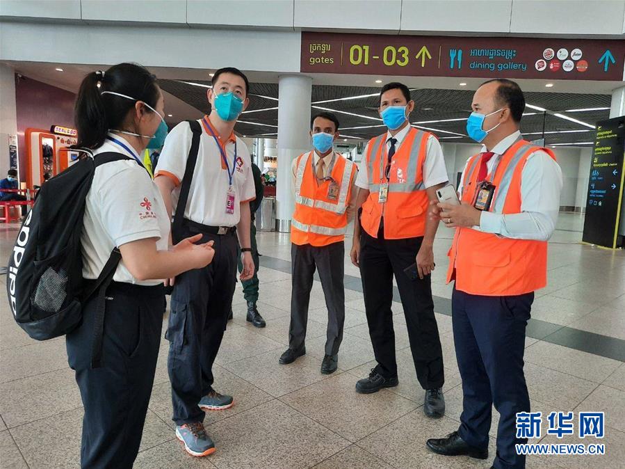 （國際疫情&middot;圖文互動）（4）&ldquo;工作忙碌又細(xì)致，經(jīng)驗(yàn)豐富又專業(yè)&rdquo;&mdash;&mdash;一名柬埔寨青年眼中的中國援柬抗疫醫(yī)療專家組