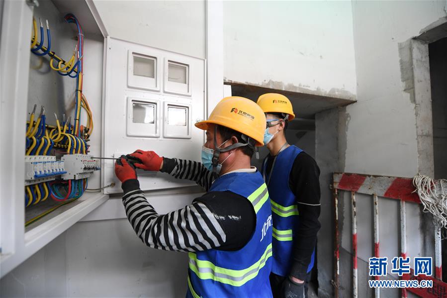 （新華全媒頭條&middot;圖文互動(dòng)）（5）88級(jí)臺(tái)階，終于不再是座&ldquo;山&rdquo;？&mdash;&mdash;北京老舊小區(qū)加裝電梯現(xiàn)狀調(diào)查