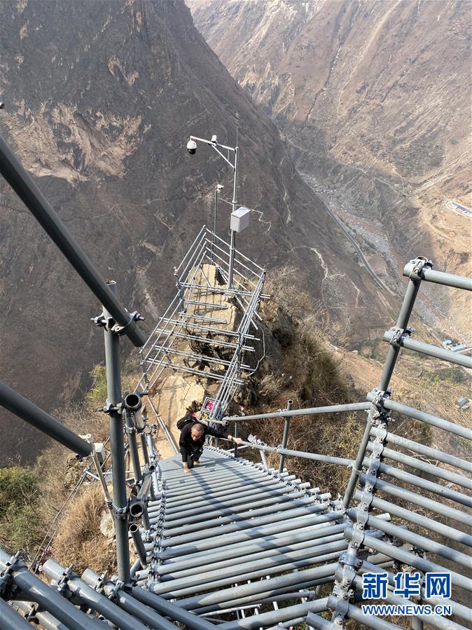 （在習(xí)近平新時代中國特色社會主義思想指引下&mdash;&mdash;新時代新作為新篇章&middot;習(xí)近平總書記關(guān)切事&middot;圖文互動）（2）啃下最后的硬骨頭&mdash;&mdash;脫貧攻堅(jiān)掛牌督戰(zhàn)進(jìn)行時