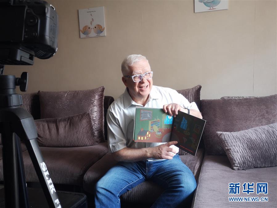 （抗疫中的真善美&middot;圖文互動）（1）在京外籍人士為社區(qū)孩子義務辦起英語課堂