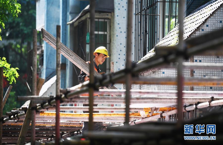 （新華全媒頭條&middot;兩會精神看落實&middot;圖文互動）（8）努力讓群眾看到變化得到實惠&mdash;&mdash;落實全國兩會精神持續保障和改善民生述評