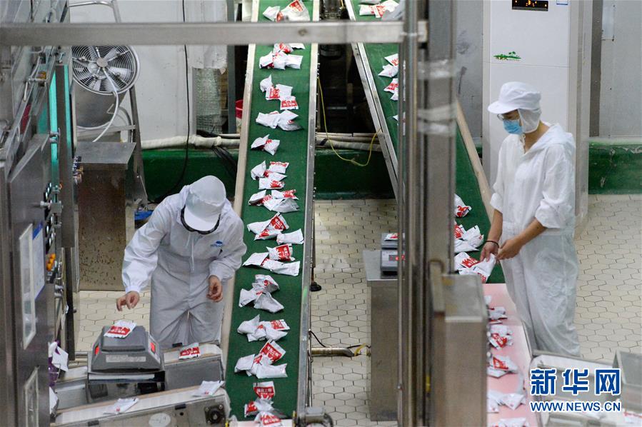 （圖文互動）（1）烏魯木齊：實施&ldquo;哺育工程&rdquo; 23萬余學齡前兒童免費喝牛奶