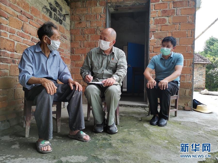 （決戰決勝脫貧攻堅&middot;圖文互動）（2）駐村第一書記當起&ldquo;蝦農&rdquo;&ldquo;牛倌&rdquo;