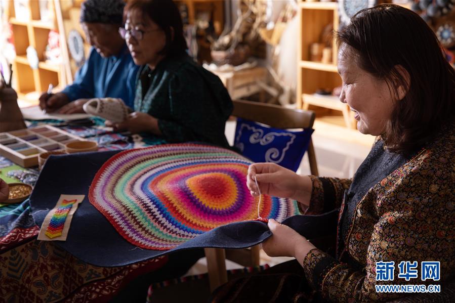 （在習(xí)近平新時(shí)代中國(guó)特色社會(huì)主義思想指引下&mdash;&mdash;新時(shí)代新作為新篇章&middot;習(xí)近平總書記關(guān)切事&middot;圖文互動(dòng)）（1）讓每一個(gè)角落都感受到幸福的溫情&mdash;&mdash;人口較少民族在脫貧攻堅(jiān)大潮中的奮進(jìn)故事