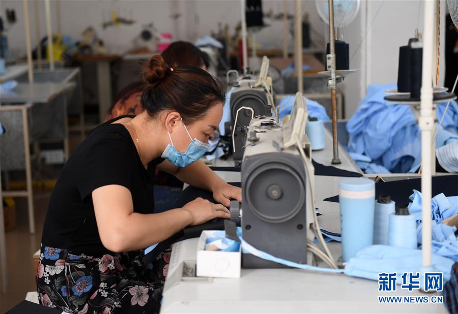 （在習(xí)近平新時(shí)代中國(guó)特色社會(huì)主義思想指引下&mdash;&mdash;新時(shí)代新作為新篇章&middot;習(xí)近平總書記關(guān)切事&middot;圖文互動(dòng)）（4）讓每一個(gè)角落都感受到幸福的溫情&mdash;&mdash;人口較少民族在脫貧攻堅(jiān)大潮中的奮進(jìn)故事