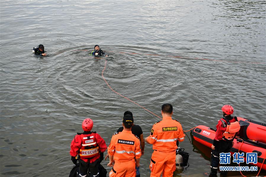 （社會(huì)）（3）貴州安順公交車墜入虹山湖水庫致21人死亡15人受傷