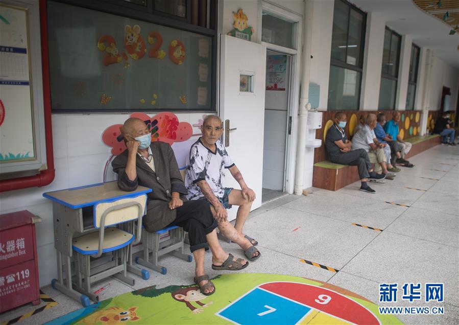 （防汛抗洪&middot;圖文互動）（3）為人民生命安全撐起&ldquo;安全傘&rdquo;&mdash;&mdash;湖北緊急轉移安置受災群眾速寫