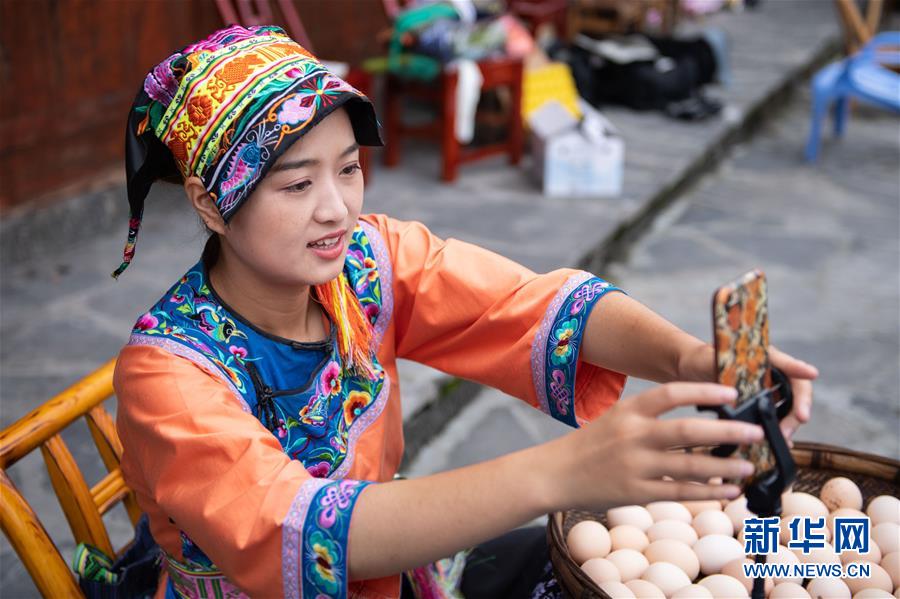 （新華全媒頭條&middot;走向我們的小康生活&middot;圖文互動(dòng)）（6）那山，那人，那苗寨&mdash;&mdash;十八洞村三代人的奮斗史