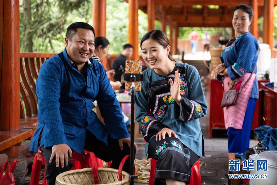 （新華全媒頭條&middot;走向我們的小康生活&middot;圖文互動(dòng)）（10）那山，那人，那苗寨&mdash;&mdash;十八洞村三代人的奮斗史