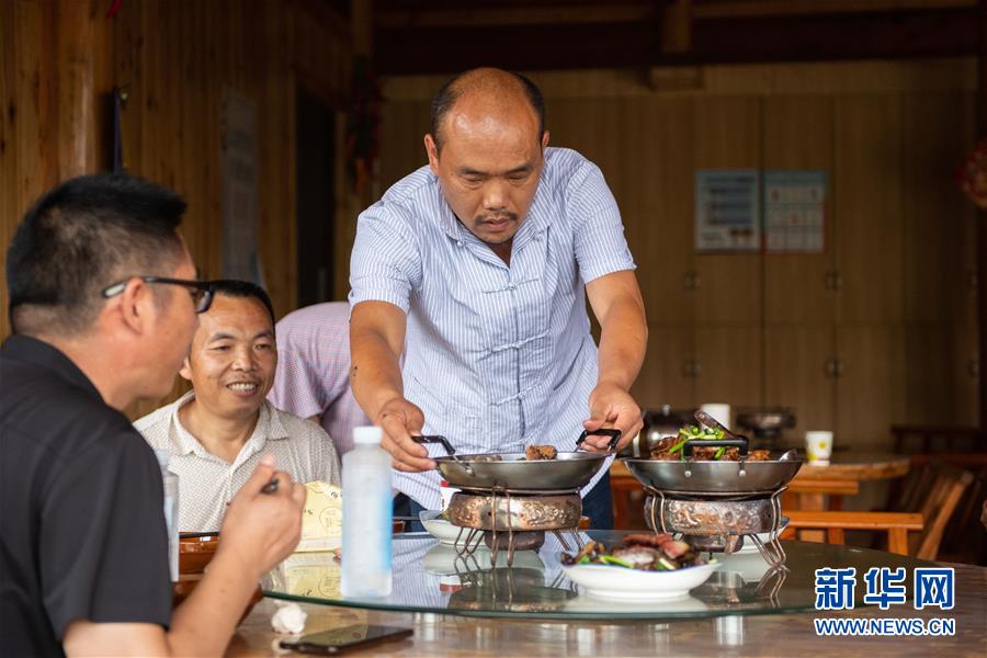 （新華全媒頭條&middot;走向我們的小康生活&middot;圖文互動(dòng)）（9）那山，那人，那苗寨&mdash;&mdash;十八洞村三代人的奮斗史