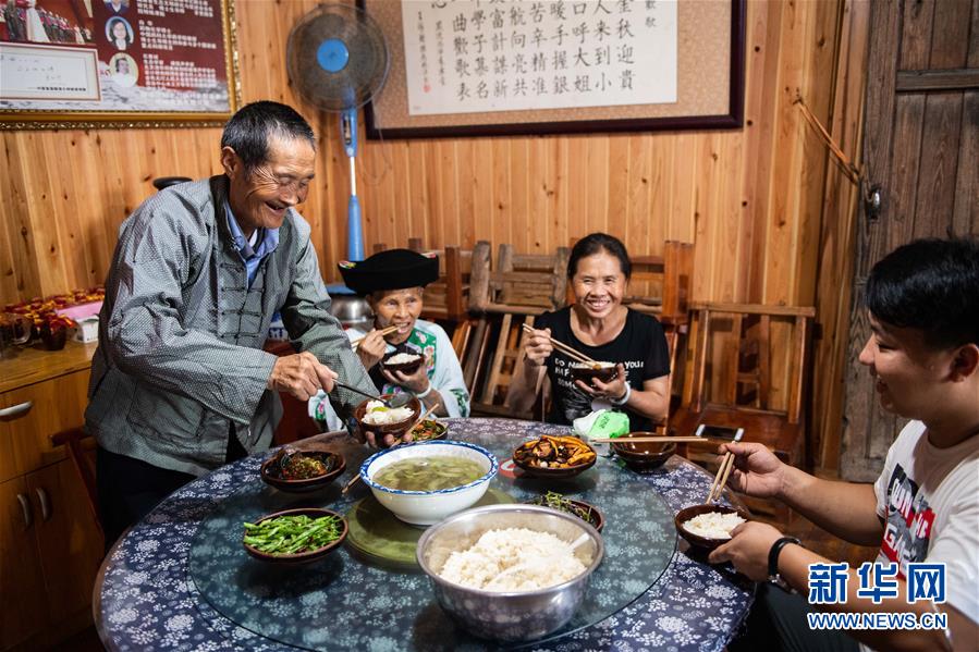 （新華全媒頭條&middot;走向我們的小康生活&middot;圖文互動(dòng)）（2）那山，那人，那苗寨&mdash;&mdash;十八洞村三代人的奮斗史