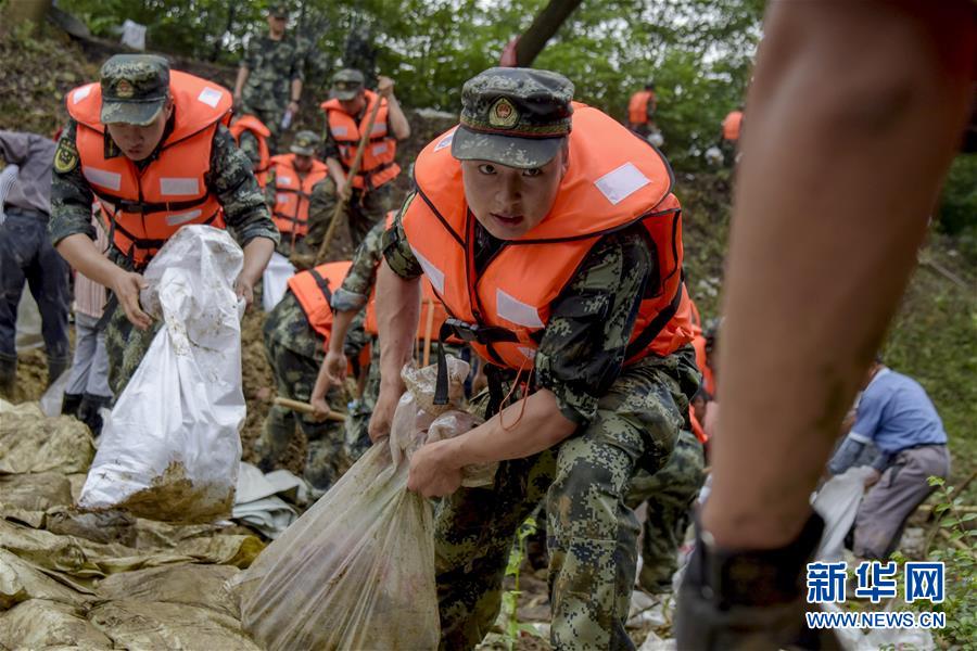 （防汛抗洪&middot;圖文互動）（6）洪水不退，子弟兵誓死不退&mdash;&mdash;解放軍和武警部隊官兵參與洪澇災害搶險救援記事