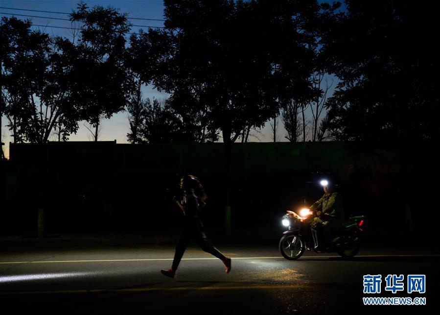 （體育&middot;圖文互動(dòng)）（3）父愛(ài)如燈  伴我奔跑