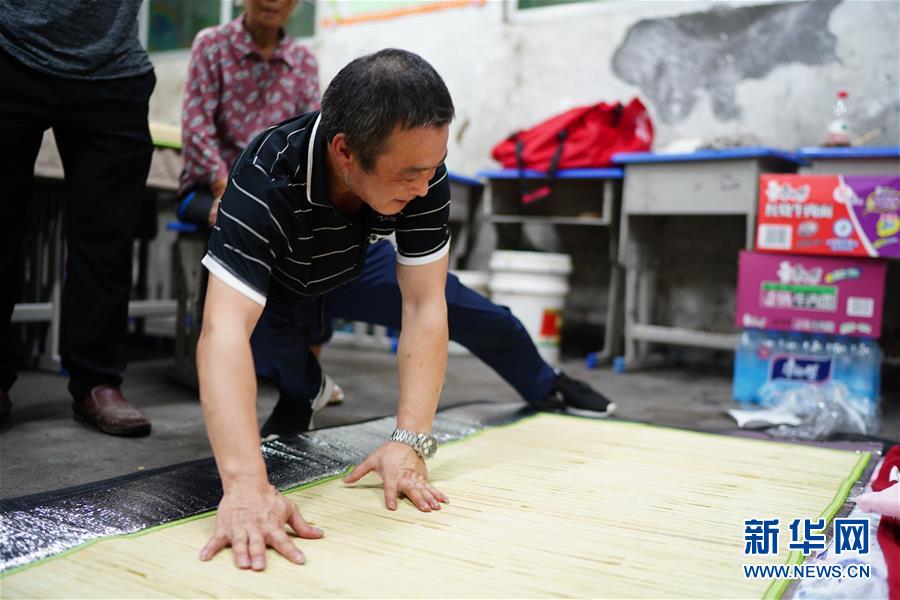 （在習近平新時代中國特色社會主義思想指引下&mdash;&mdash;新時代新作為新篇章&middot;習近平總書記關切事&middot;圖文互動）（4）遮風雨 送安穩&mdash;&mdash;受災群眾轉移安置中的暖心故事