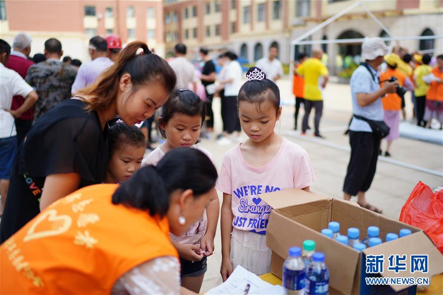 （在習近平新時代中國特色社會主義思想指引下&mdash;&mdash;新時代新作為新篇章&middot;習近平總書記關切事&middot;圖文互動）（7）遮風雨 送安穩&mdash;&mdash;受災群眾轉移安置中的暖心故事
