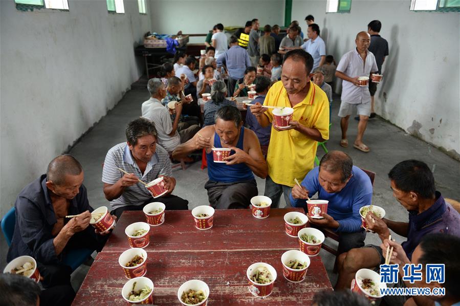 （在習近平新時代中國特色社會主義思想指引下&mdash;&mdash;新時代新作為新篇章&middot;習近平總書記關切事&middot;圖文互動）（9）遮風雨 送安穩&mdash;&mdash;受災群眾轉移安置中的暖心故事