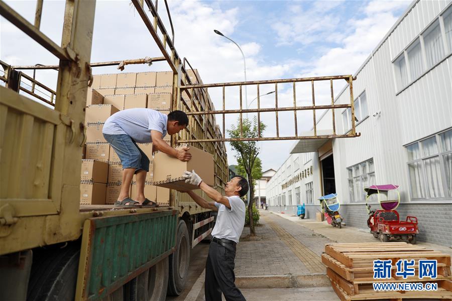 （落實(shí)&ldquo;六穩(wěn)&rdquo;&ldquo;六保&rdquo;一線見聞&middot;圖文互動(dòng)）（1）&ldquo;不讓一名貧困勞動(dòng)力失業(yè)！&rdquo;&mdash;&mdash;三峽庫區(qū)穩(wěn)就業(yè)見聞