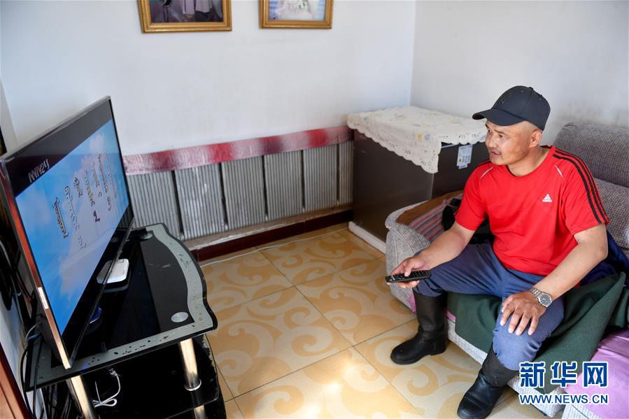 （走向我們的小康生活&middot;圖文互動）（3）草原有了網，手機能放羊&mdash;&mdash;看呼倫貝爾大草原牧民生活變了樣 