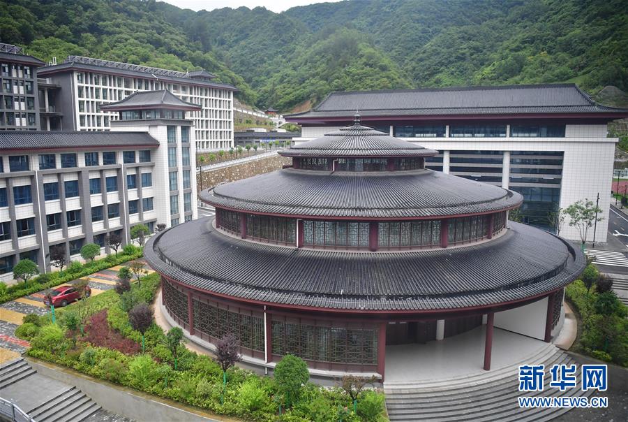 （新華視點&middot;圖文互動）（4）學校建漂亮點本無錯，為何這所&ldquo;豪華中學&rdquo;讓人困惑？