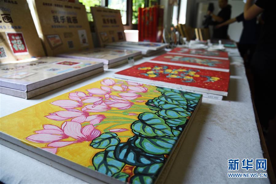 （走向我們的小康生活&middot;圖文互動）（6）放下鋤頭拿畫筆&mdash;&mdash;山東青州農民畫繪出美好新生活