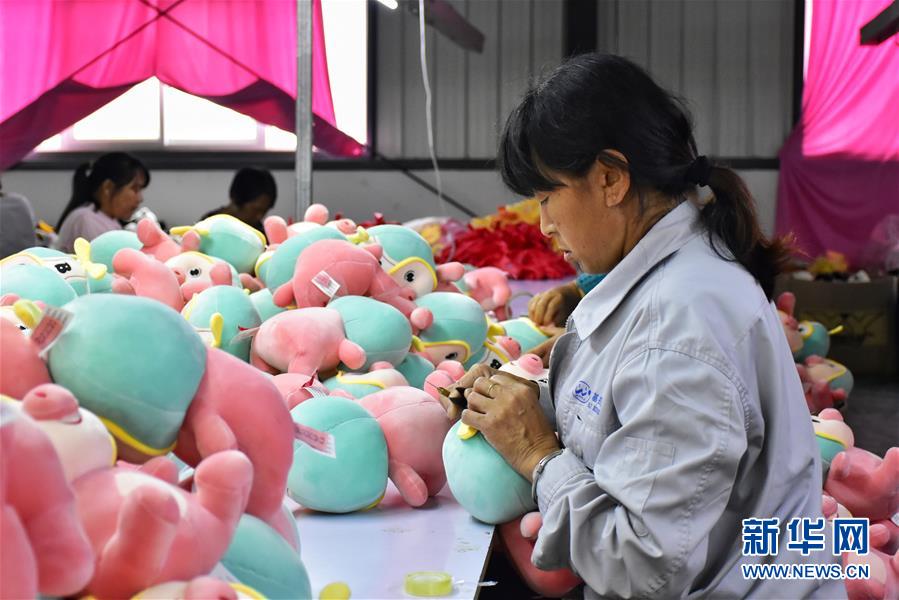 （決戰(zhàn)決勝脫貧攻堅&middot;圖文互動）（2）勤英&ldquo;三板斧&rdquo; 劈開山窩窩