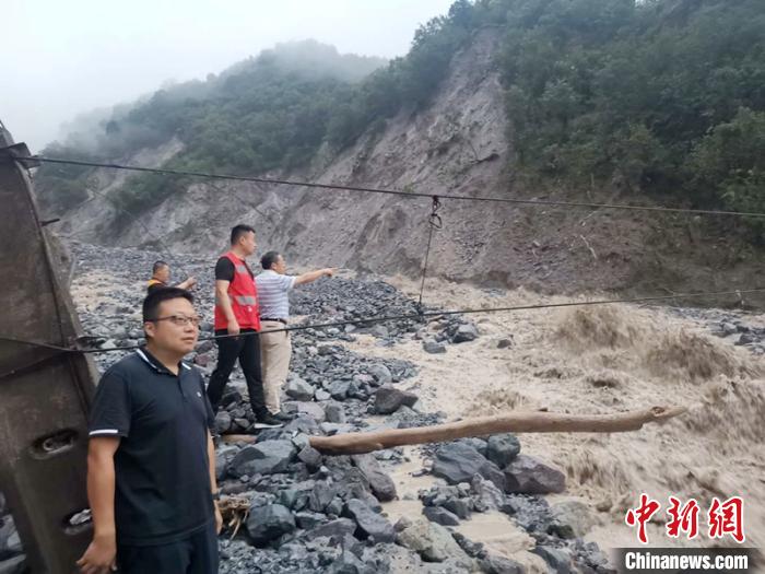 工作人員正在查勘泥石流災(zāi)情。　劉偉建 攝