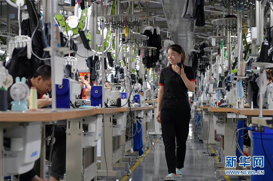 （走向我們的小康生活&middot;圖文互動）（5）&ldquo;一件衣裳&rdquo;，藏著脫貧致富新天地