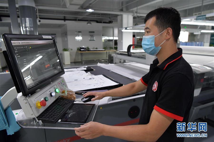 （走向我們的小康生活&middot;圖文互動）（6）&ldquo;一件衣裳&rdquo;，藏著脫貧致富新天地