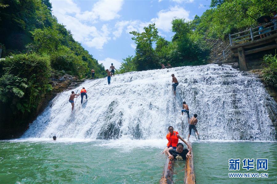 （集中連片特困地區貧困村調研行&middot;圖文互動）（5）百果園里幸福長&mdash;&mdash;湖南鳳凰縣菖蒲塘村脫貧調查