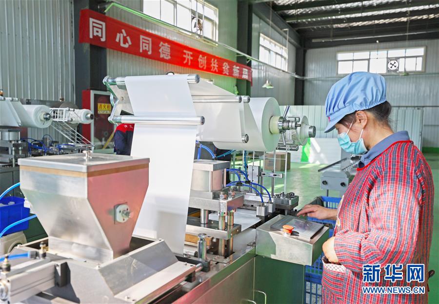 （在習近平新時代中國特色社會主義思想指引下&mdash;&mdash;新時代新作為新篇章&middot;習近平總書記關切事&middot;圖文互動）（2）&ldquo;綠色銀行&rdquo;發工資、&ldquo;股東&rdquo;分紅來敲門&hellip;&hellip;&mdash;&mdash;探索長效脫貧致富新機制見聞