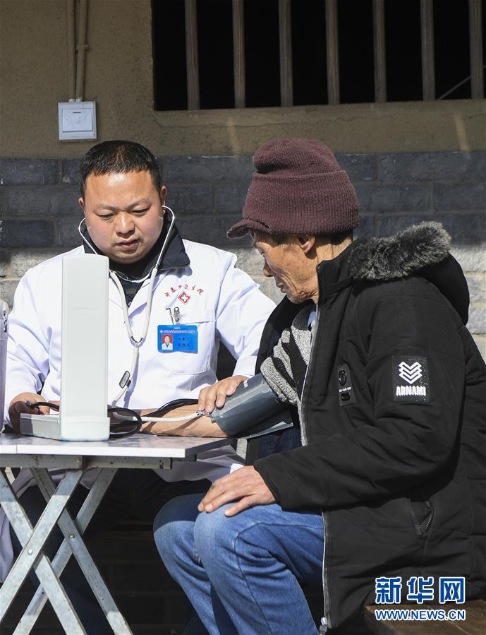 （習近平的小康故事&middot;新華網(wǎng)&middot;圖文互動）（5）&ldquo;真正解決好基層群眾看病難、看病貴問題&rdquo;&mdash;&mdash;習近平和群眾健康的故事