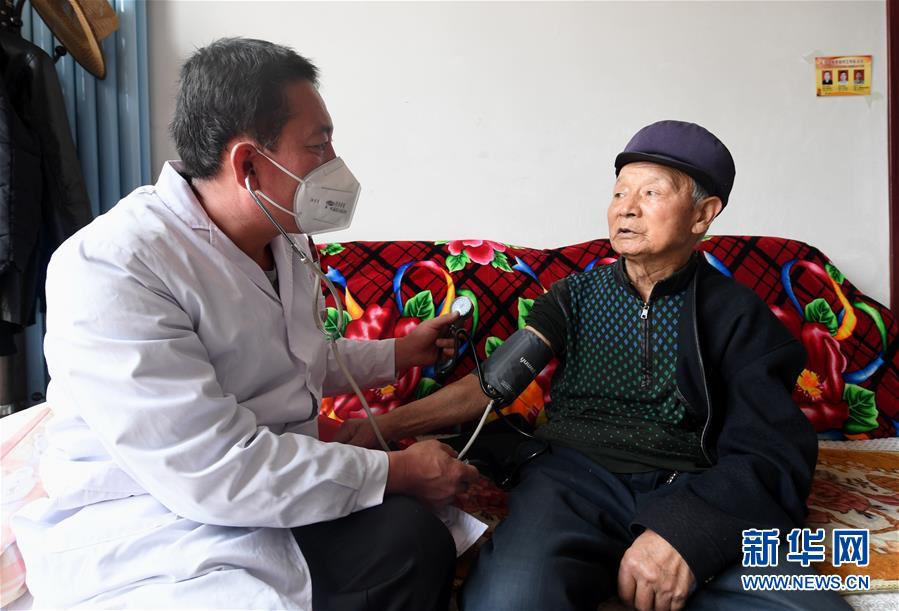 （習近平的小康故事&middot;新華網(wǎng)&middot;圖文互動）（2）&ldquo;真正解決好基層群眾看病難、看病貴問題&rdquo;&mdash;&mdash;習近平和群眾健康的故事