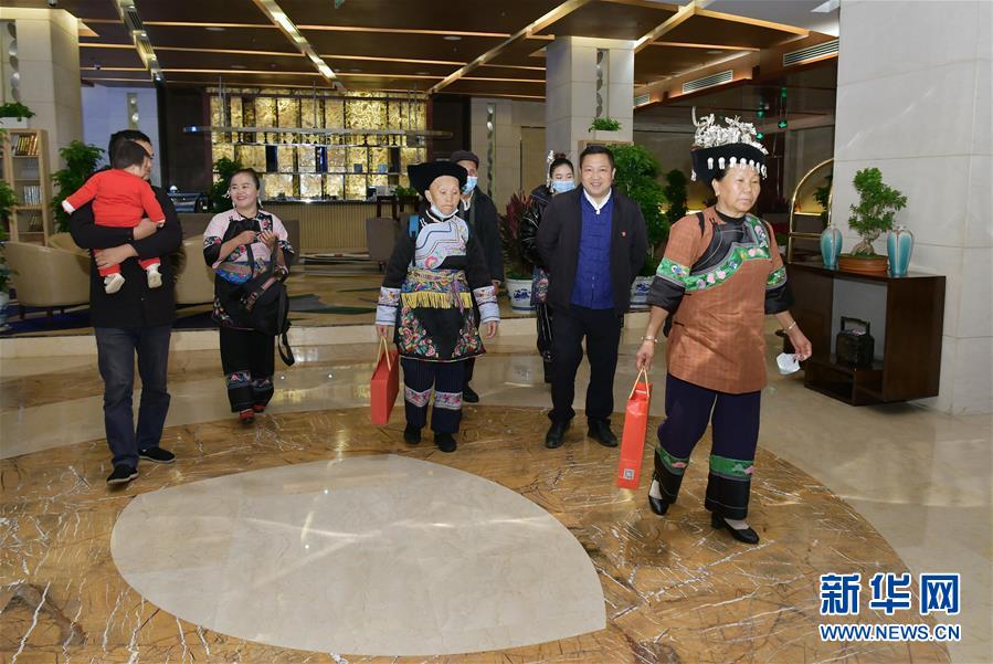 （圖文互動）（4）夢圓之后追新夢&mdash;&mdash;十八洞村村民觀看升國旗儀式特寫