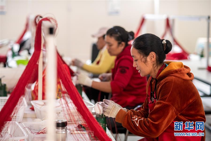 （決戰決勝脫貧攻堅&middot;圖文互動）（2）搬遷點的快樂事&mdash;&mdash;云南努力讓搬遷群眾安居樂業