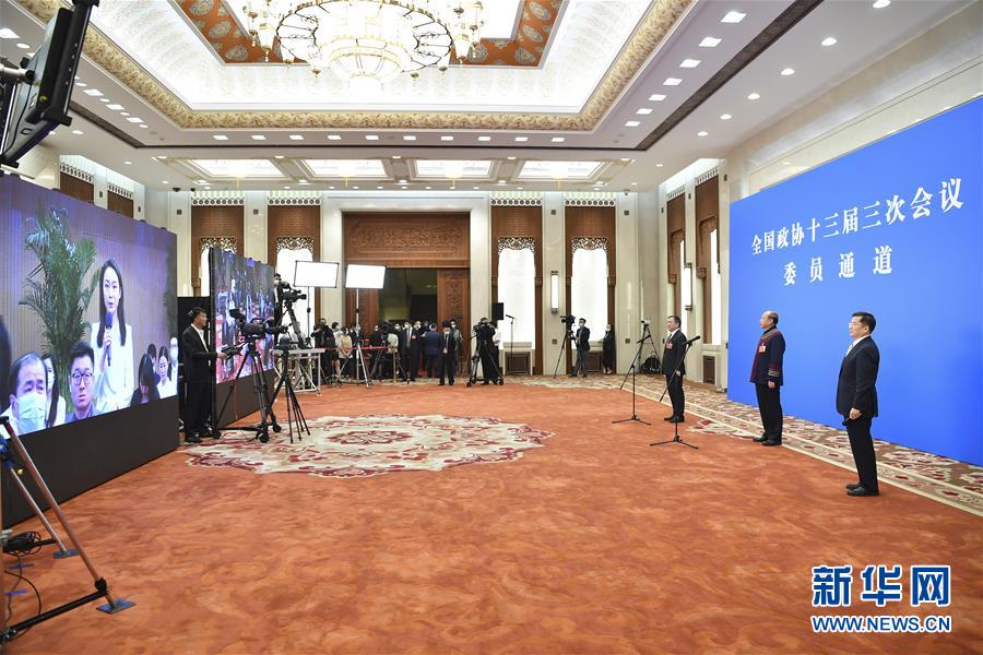 （兩會&middot;政協開幕&middot;XHDW）（5）接受采訪