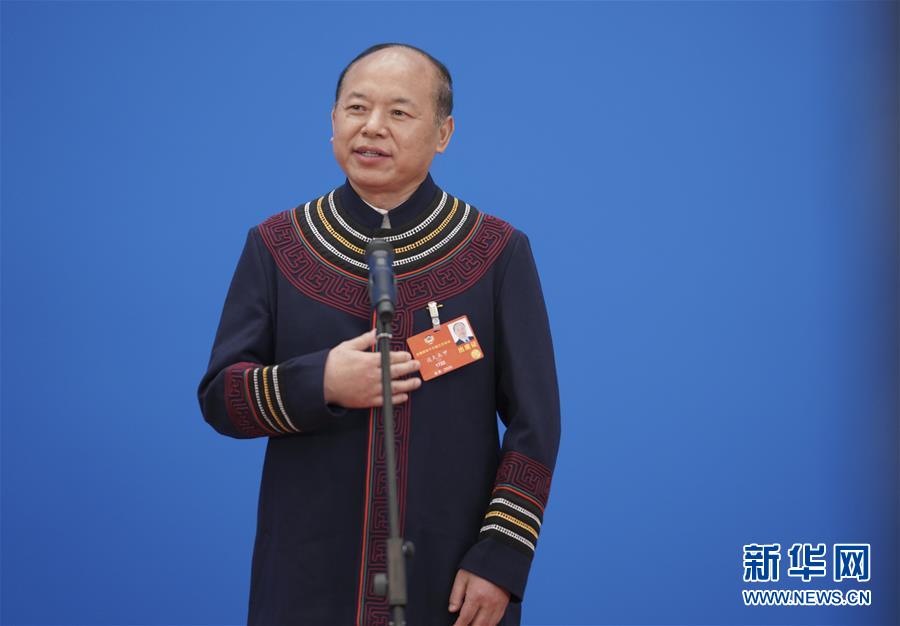 （兩會&middot;政協開幕&middot;XHDW）（8）接受采訪