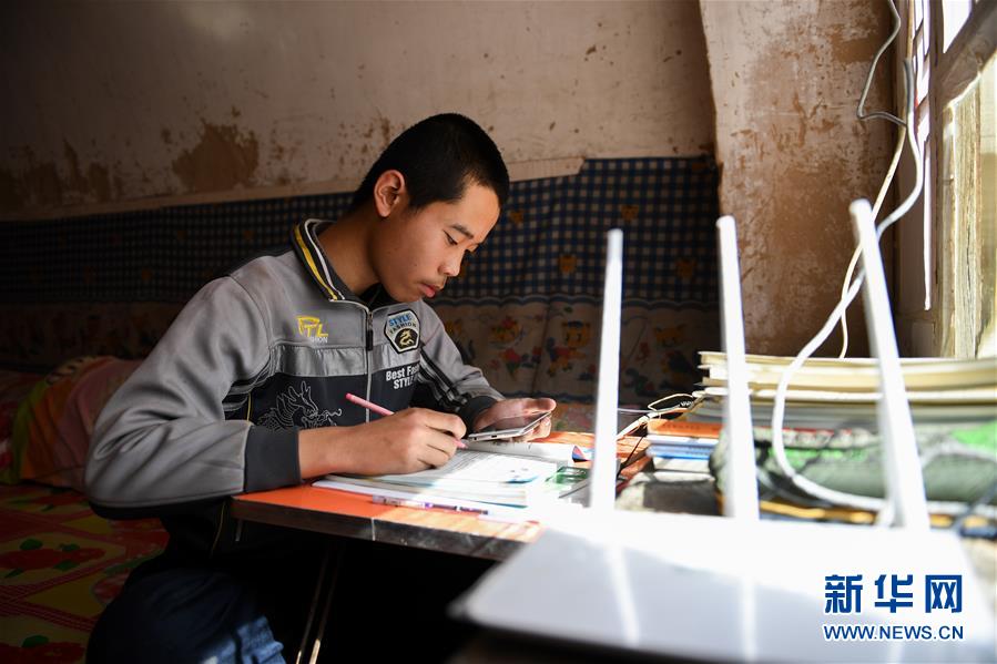 （在習近平新時代中國特色社會主義思想指引下&mdash;&mdash;新時代新作為新篇章&middot;習近平總書記關切事&middot;圖文互動）（7）讓城市更聰明　讓經濟更智慧&mdash;&mdash;各地加快形成數字新動能促經濟社會行穩致遠