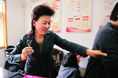 梁慧麗自己帶頭干，身邊人從跟著干到搶著干