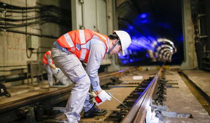 走在隧道里的&ldquo;地鐵夜行俠&rdquo;