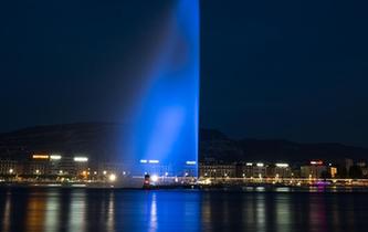 日內瓦大噴泉點亮&ldquo;藍燈&rdquo;紀念世界難民日