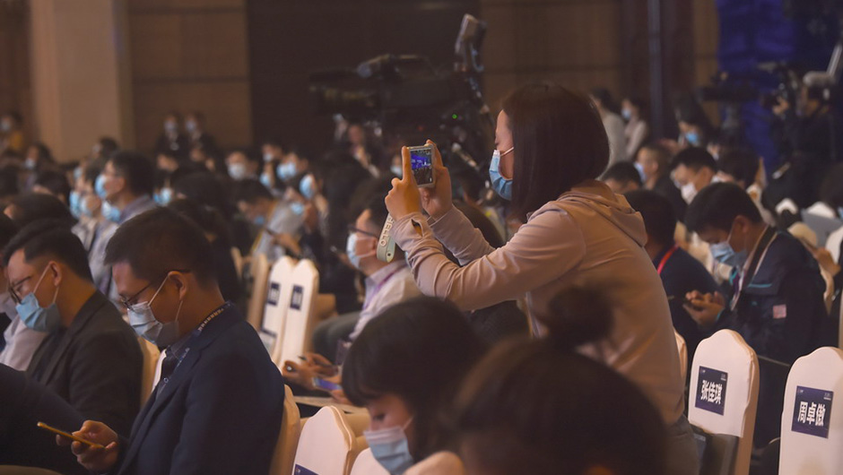 現(xiàn)場(chǎng)觀(guān)眾正在聽(tīng)會(huì)